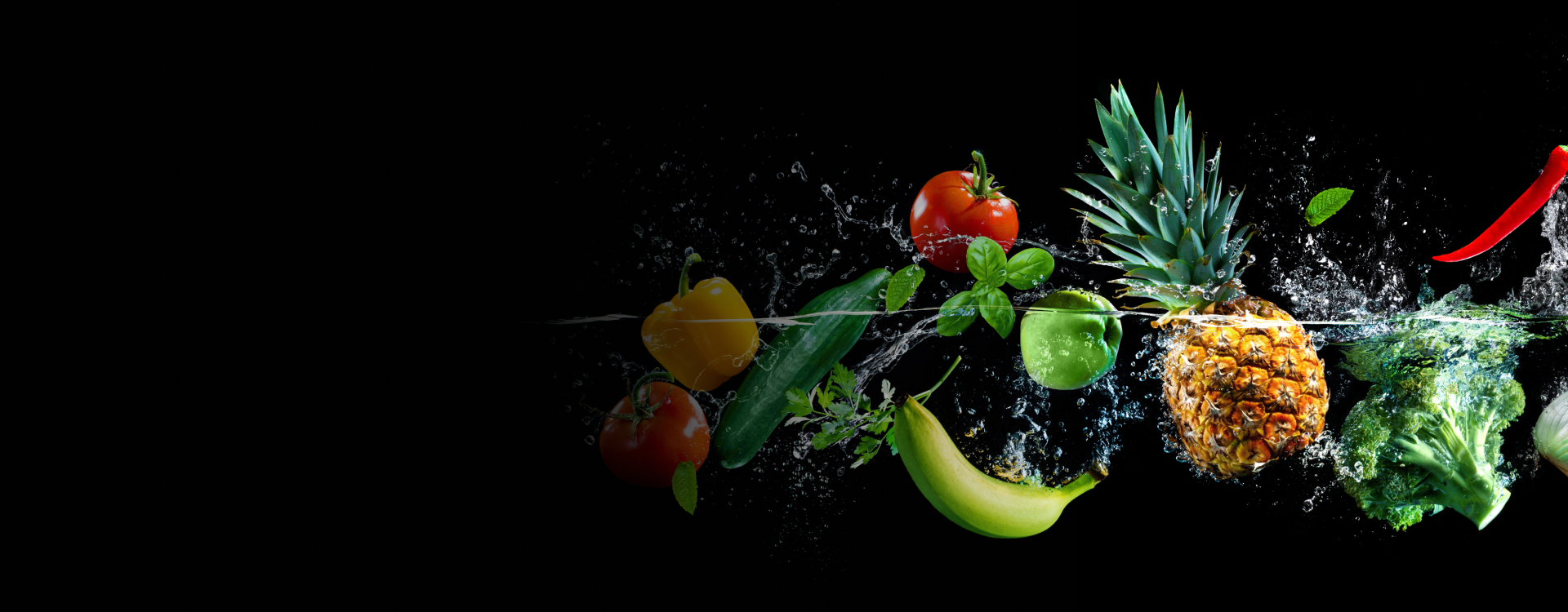 Frutta mista con schizzi d'acqua