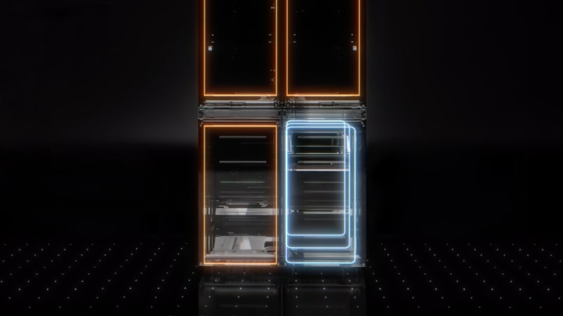 Interno di un frigorifero con strisce fluo che percorrono il perimetro del frigorifero. Le strisce fluo sono 3 arancioni e una azzurra per rappresentare la funzione "switch zone". Puoi scegliere tu se renderlo tutto un frigorifero o se dedicare una parte al congelatore. 