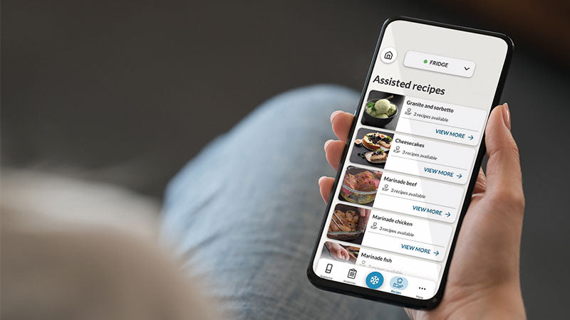 Telefono con aperta l'app hOn nella pagina delle ricette