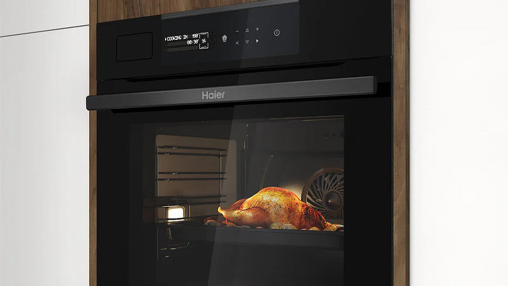 Forno Haier Serie 4 con al suo interno un Tacchino in cottura