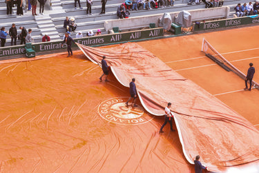 Copertura campo da tennis su terra rossa in occasione del Roland Garros