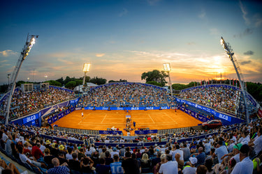 Partita di tennis in corso su terra rossa
