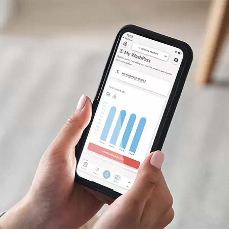 Mani femminili che tengono in mano un telefono con aperta l'applicazione hon nella sezione "My Washpass".