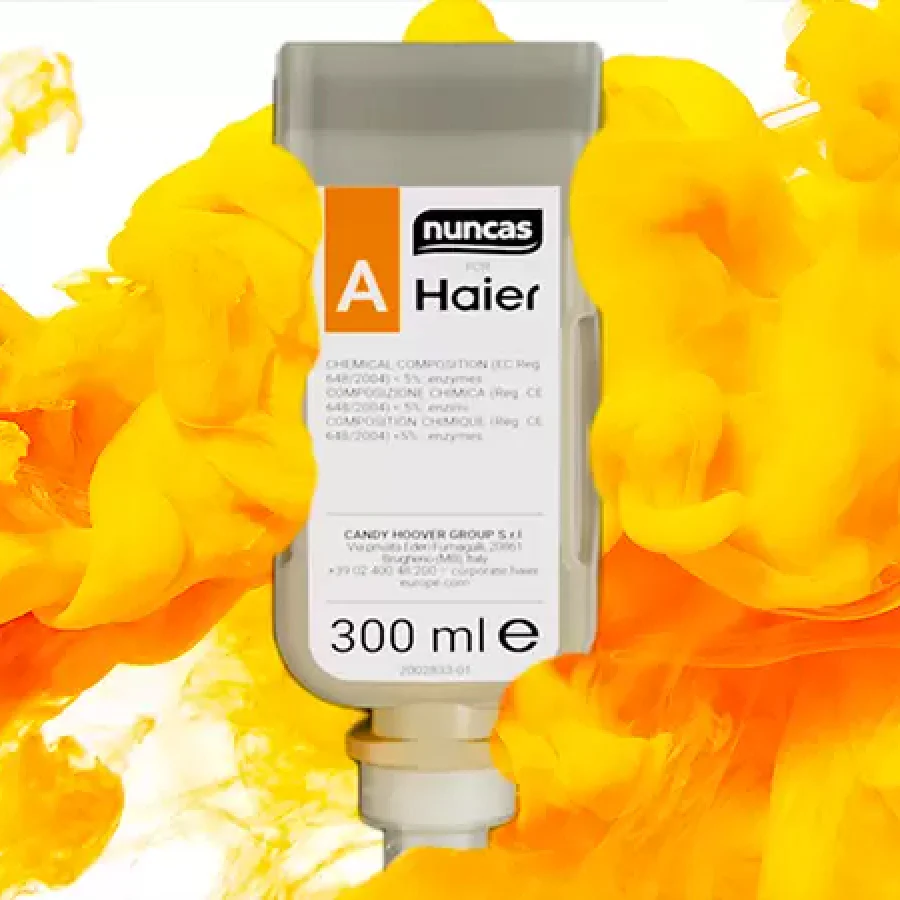 Detersivo Nuncas in collaborazione con Haier. Sullo sfondo della pittura color giallo.